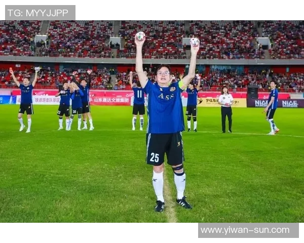 足球明星个性招牌拍照瞬间展现魅力与风采的精彩瞬间